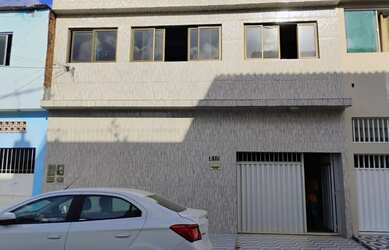 Imagem: A casa possui 4 Dormitórios, 1 Banheiro, 1 Vaga na garagem