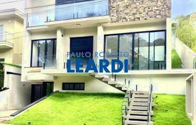 Imagem: A casa em condomínio possui 4 Dormitórios, 5 Banheiros, 4