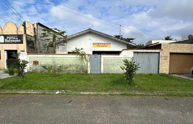 Imagem: A casa possui 3 Dormitórios, 1 Banheiro e 1 Vaga na garagem
