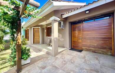 Imagem: A casa possui 3 Dormitórios, 2 Banheiros, 2 Vagas na garagem