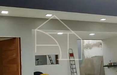 Imagem: A casa possui 3 Dormitórios, 2 Banheiros, 4 Vagas na garagem