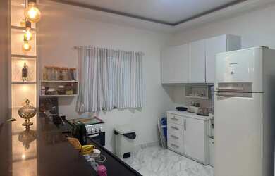 Imagem: A casa em condomínio possui 3 Dormitórios, 2 Banheiros, 4