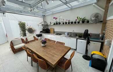 Imagem: A casa possui 4 Dormitórios, 5 Banheiros, 2 Vagas na garagem