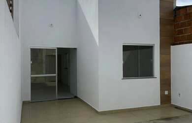 Imagem: A casa possui 2 Dormitórios, 1 Banheiro, 2 Vagas na garagem