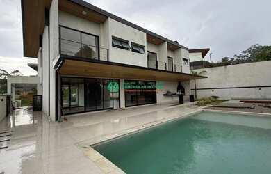 Imagem: A casa em condomínio possui 4 Dormitórios, 5 Banheiros, 4