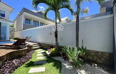 Imagem: A casa possui 4 Dormitórios, 1 Banheiro, 2 Vagas na garagem