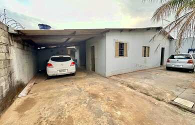 Imagem: A casa possui 3 Dormitórios, 2 Banheiros, 3 Vagas na garagem