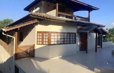 Imagem: A casa possui 3 Dormitórios, 4 Banheiros, 5 Vagas na garagem