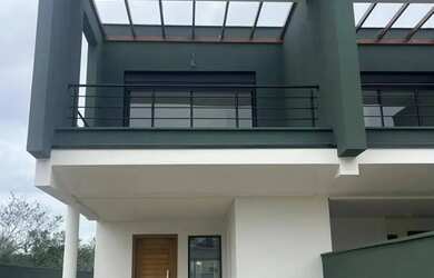 Imagem: A casa possui 3 Dormitórios, 2 Banheiros, 2 Vagas na garagem