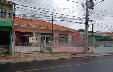 Imagem: A casa possui 4 Dormitórios, 2 Banheiros, 1 Vaga na garagem