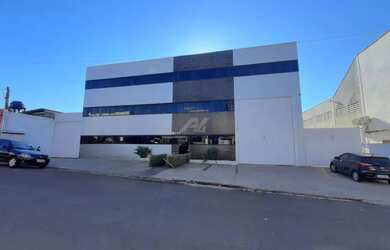 Imagem: O depósito para alugar possui 5 Vagas na garagem e 2040m²