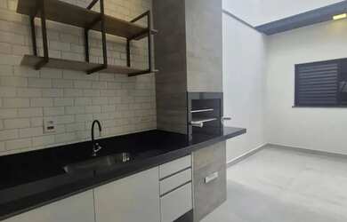 Imagem: A casa possui 3 Dormitórios, 2 Banheiros, 2 Vagas na garagem