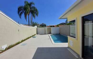 Imagem: A casa em condomínio possui 4 Dormitórios, 5 Banheiros, 2