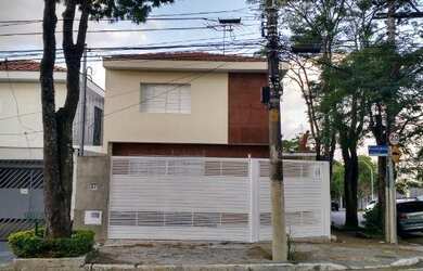 Imagem: A casa possui 3 Dormitórios, 2 Banheiros, 5 Vagas na garagem