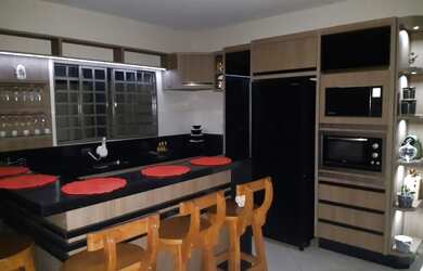 Imagem: A casa possui 3 Dormitórios, 1 Banheiro, 2 Vagas na garagem