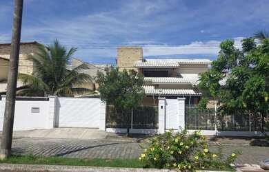 Imagem: A casa possui 4 Dormitórios, 3 Banheiros, 2 Vagas na garagem