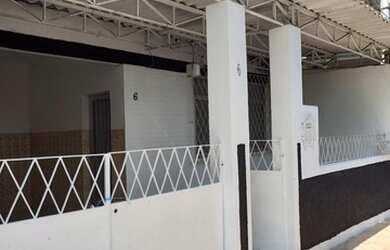 Imagem: A casa possui 3 Dormitórios, 2 Banheiros, 1 Vaga na garagem