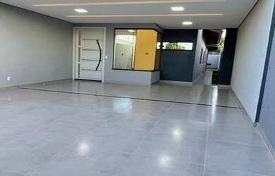 Imagem: A casa possui 3 Dormitórios, 2 Banheiros, 2 Vagas na garagem