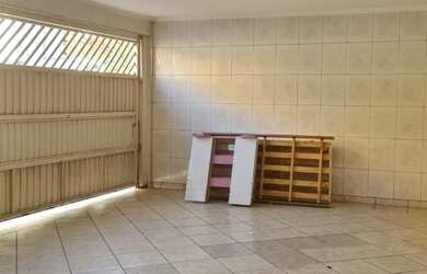 Imagem: A casa possui 4 Dormitórios, 1 Banheiro, 4 Vagas na garagem