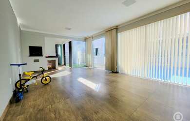 Imagem: A casa possui 3 Dormitórios, 3 Banheiros, 5 Vagas na garagem