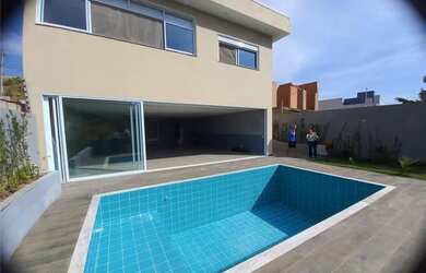 Imagem: A casa possui 2 Dormitórios, 2 Banheiros, 3 Vagas na garagem