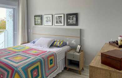 Imagem: A casa possui 3 Dormitórios, 3 Banheiros, 2 Vagas na garagem