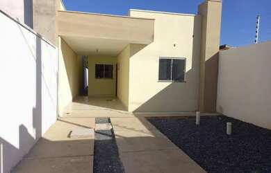 Imagem: A casa possui 3 Dormitórios, 1 Banheiro, 1 Vaga na garagem