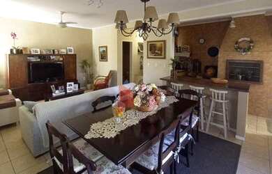 Imagem: A casa possui 5 Dormitórios, 3 Banheiros, 4 Vagas na garagem