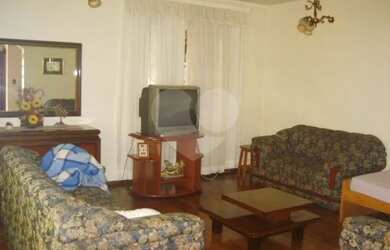 Imagem: A casa possui 3 Dormitórios, 1 Banheiro, 3 Vagas na garagem