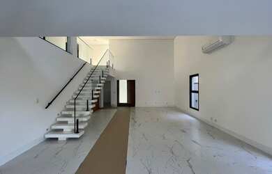 Imagem: A casa em condomínio possui 4 Dormitórios, 5 Banheiros, 4