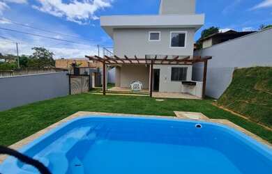 Imagem: A casa possui 3 Dormitórios, 2 Banheiros, 2 Vagas na garagem