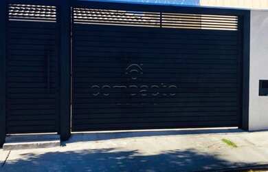 Imagem: A casa possui 2 Dormitórios, 2 Banheiros, 2 Vagas na garagem