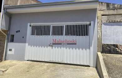 Imagem: A casa possui 2 Dormitórios, 2 Banheiros, 2 Vagas na garagem