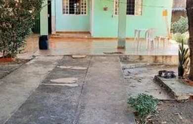 Imagem: A casa possui 2 Dormitórios, 1 Banheiro, 2 Vagas na garagem