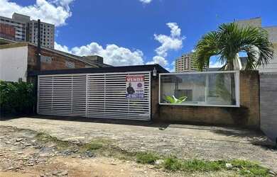 Imagem: A casa possui 4 Dormitórios, 3 Banheiros, 250m² de Área e