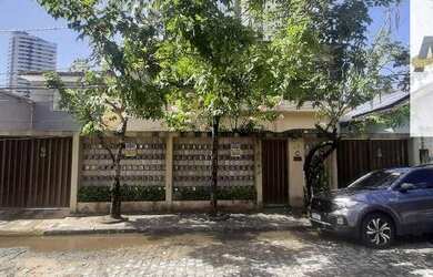 Imagem: A casa possui 4 Dormitórios, 4 Banheiros, 5 Vagas na garagem