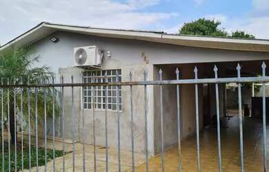 Imagem: A casa possui 2 Dormitórios, 1 Banheiro, 2 Vagas na garagem