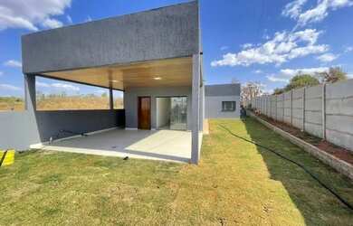 Imagem: A casa em condomínio possui 3 Dormitórios, 3 Banheiros, 2