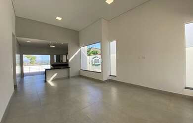 Imagem: A casa possui 3 Dormitórios, 2 Banheiros, 2 Vagas na garagem