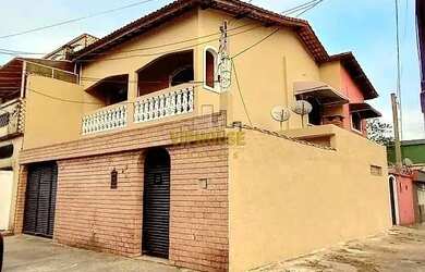 Imagem: A casa possui 3 Dormitórios, 2 Banheiros, 2 Vagas na garagem