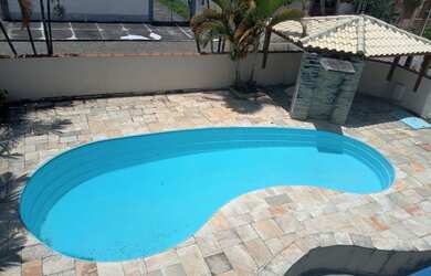 Imagem: A casa possui 3 Dormitórios e 4 Vagas na garagem e está localizado