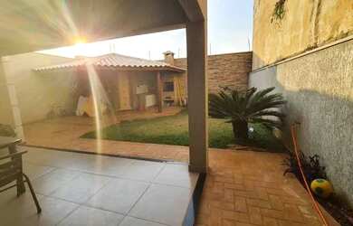 Imagem: A casa possui 3 Dormitórios, 2 Banheiros, 4 Vagas na garagem