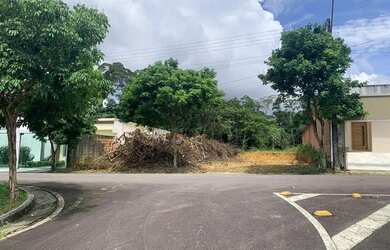 Imagem: O terreno e possui Dormitórios, Suítes, Banheiros, 200-0m²