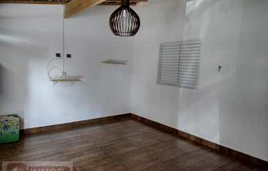 Imagem: A casa possui 2 Dormitórios, 1 Banheiro, 2 Vagas na garagem