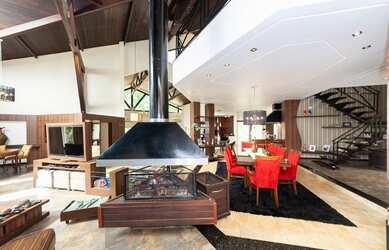 Imagem: A casa em condomínio possui 5 Dormitórios, 5 Banheiros, 5