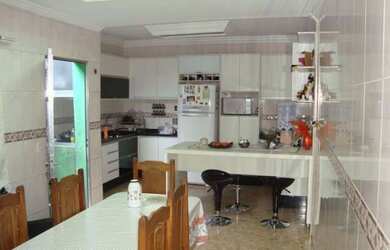 Imagem: A casa possui 4 Dormitórios, 3 Banheiros, 193m² de Área e