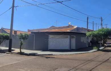 Imagem: A casa possui 2 Dormitórios, 1 Banheiro, 3 Vagas na garagem