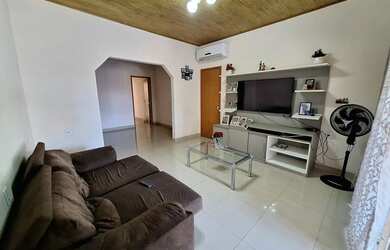 Imagem: A casa possui 4 Dormitórios, 1 Banheiro, 3 Vagas na garagem