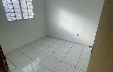 Imagem: A casa possui 2 Dormitórios, 1 Banheiro, 2 Vagas na garagem