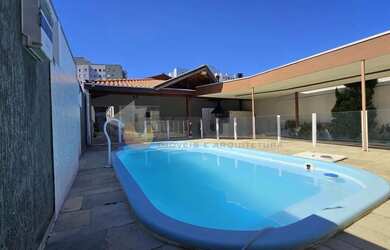 Imagem: A casa possui 4 Dormitórios, 4 Banheiros, 3 Vagas na garagem